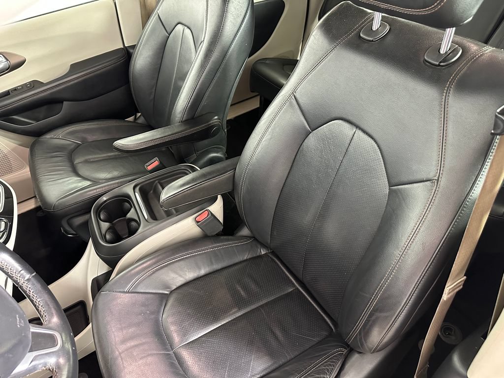 Used 2018 Chrysler Pacifica Touring-L FWD image 22