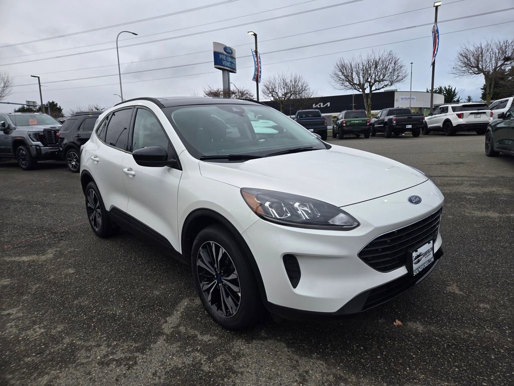 Used 2022 Ford Escape SE w/ SE Sport Appearance Package image 3