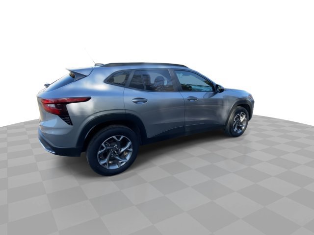 Used 2025 Chevrolet Trax LT w/ Sunroof Package FWD image 2