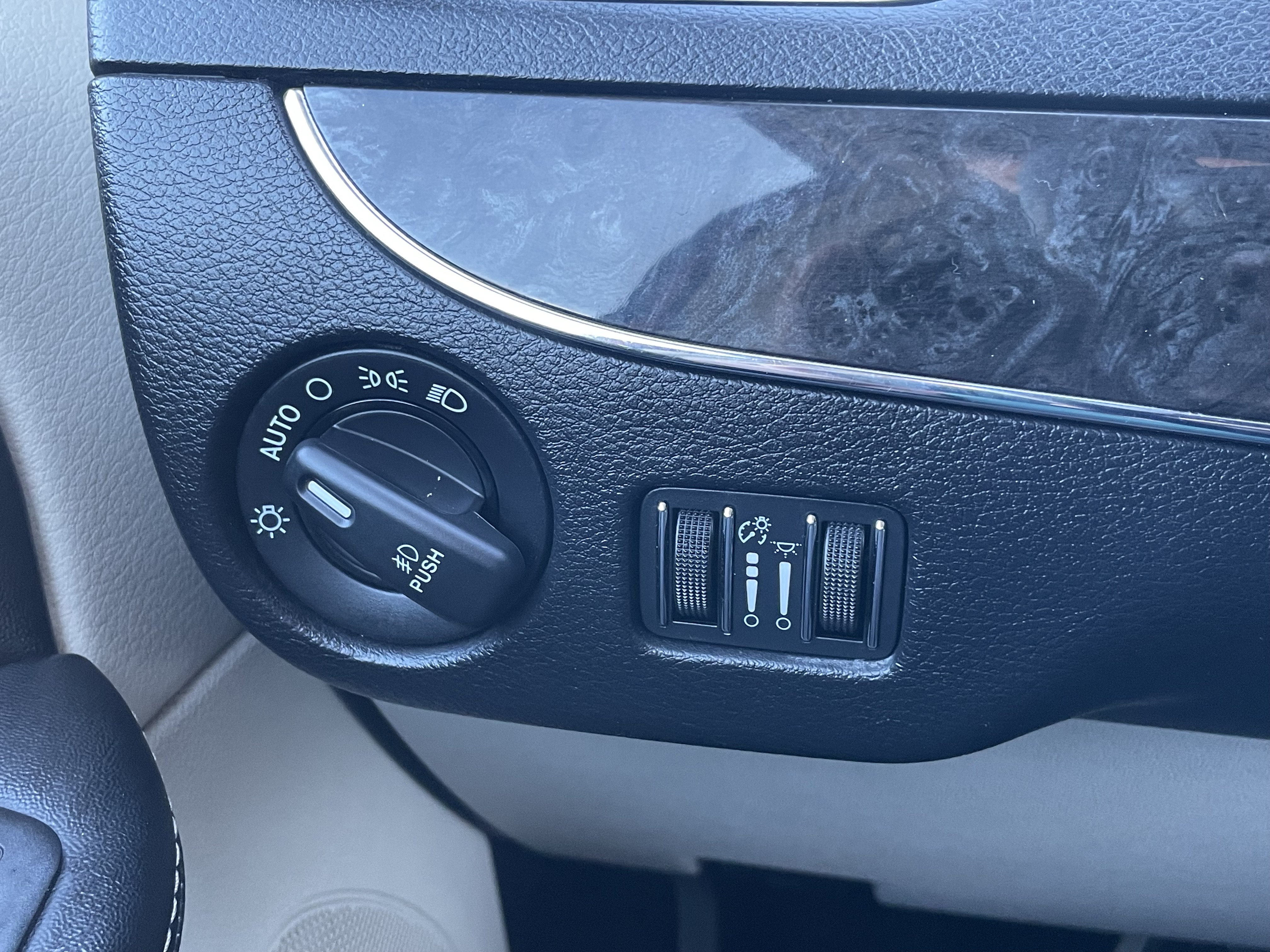 Used 2015 Chrysler Town & Country Touring-L w/ Driver Convenience Group FWD image 16