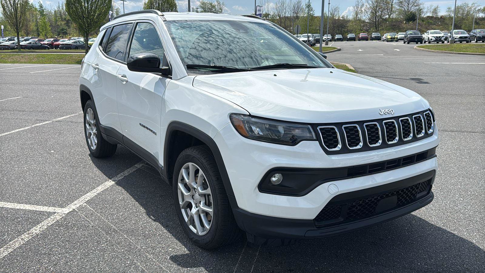 Used 2024 Jeep Compass Latitude AWD/4WD image 1