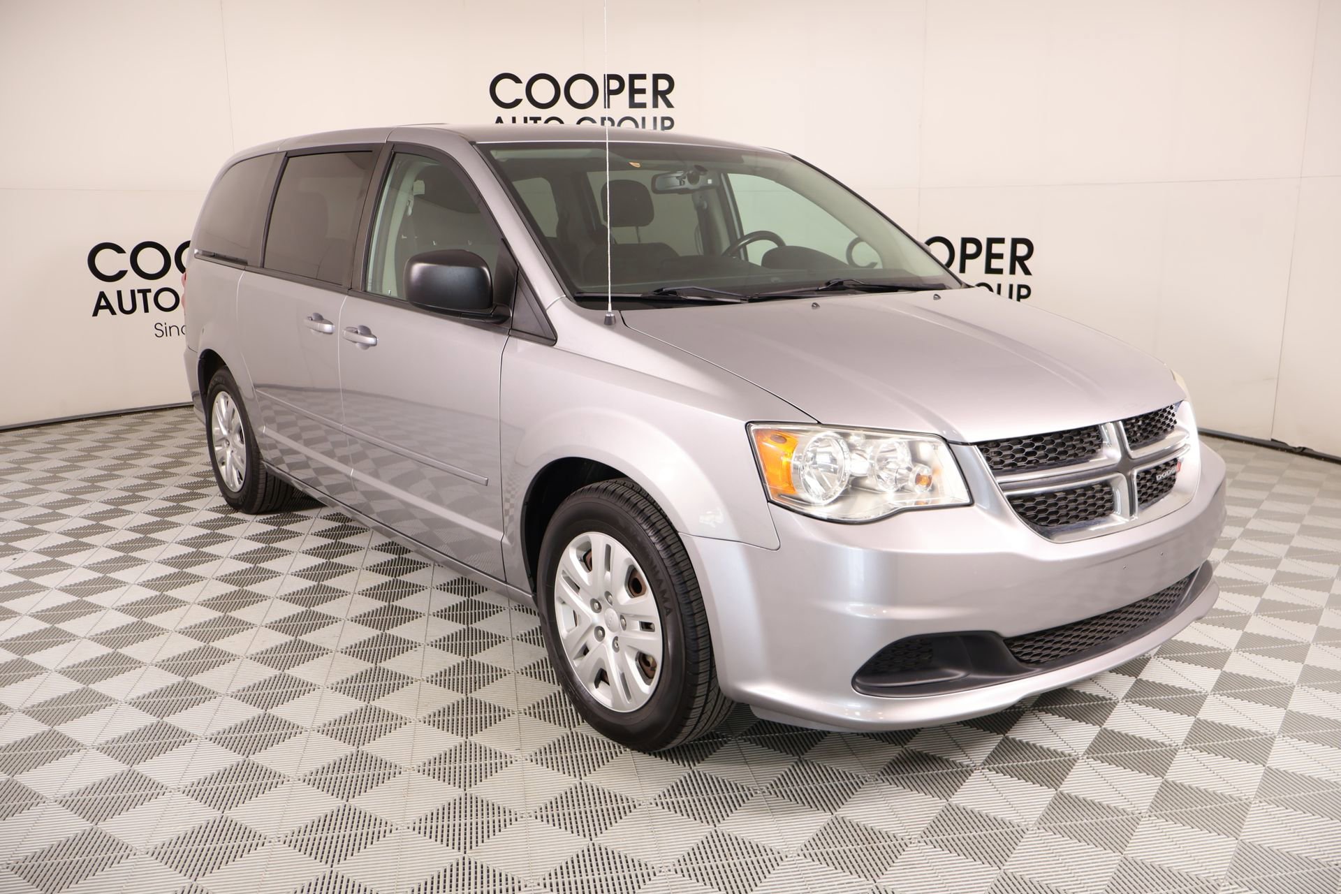 Used 2017 Dodge Grand Caravan SE w/ Power Window Group FWD image 1