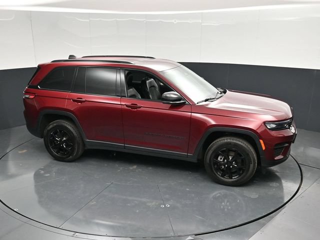 Used 2025 Jeep Grand Cherokee Altitude AWD/4WD image 45