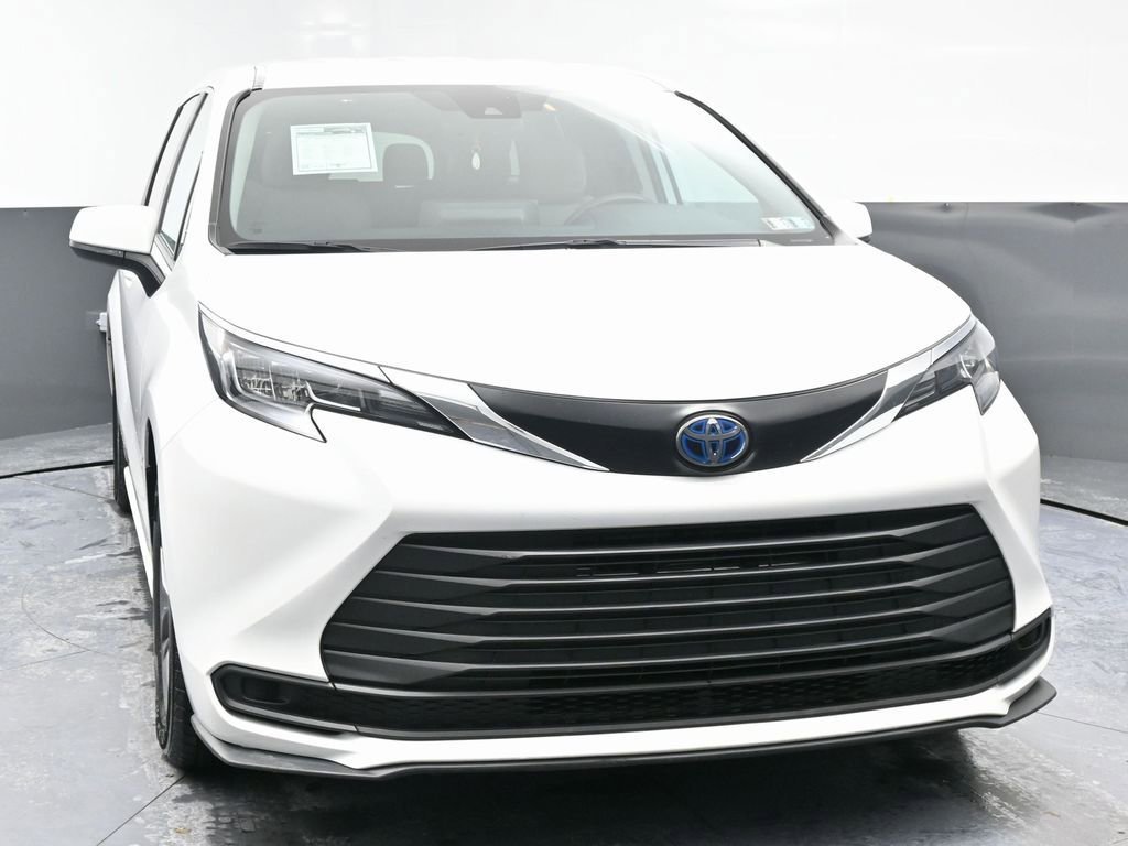 Used 2024 Toyota Sienna LE image 4