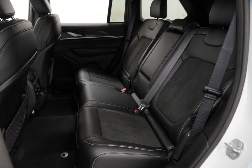 New 2026 Jeep Grand Cherokee Altitude AWD/4WD image 19