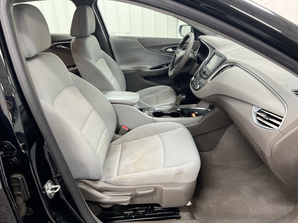 Used 2017 Chevrolet Malibu LT FWD image 21