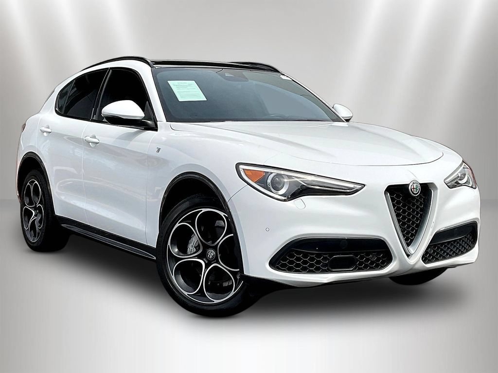 Used 2023 Alfa Romeo Stelvio Ti AWD/4WD image 3