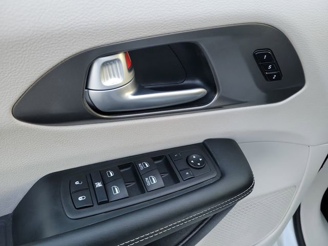 Used 2024 Chrysler Pacifica Touring-L image 20