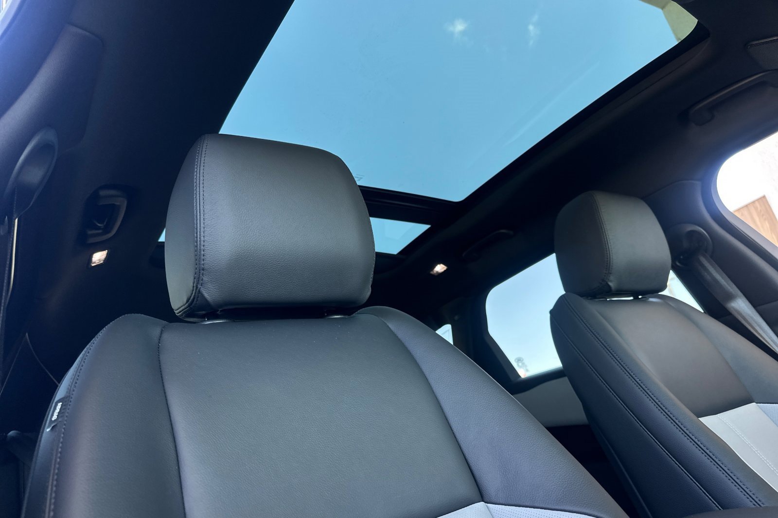 New 2026 Land Rover Range Rover Velar Dynamic SE image 16