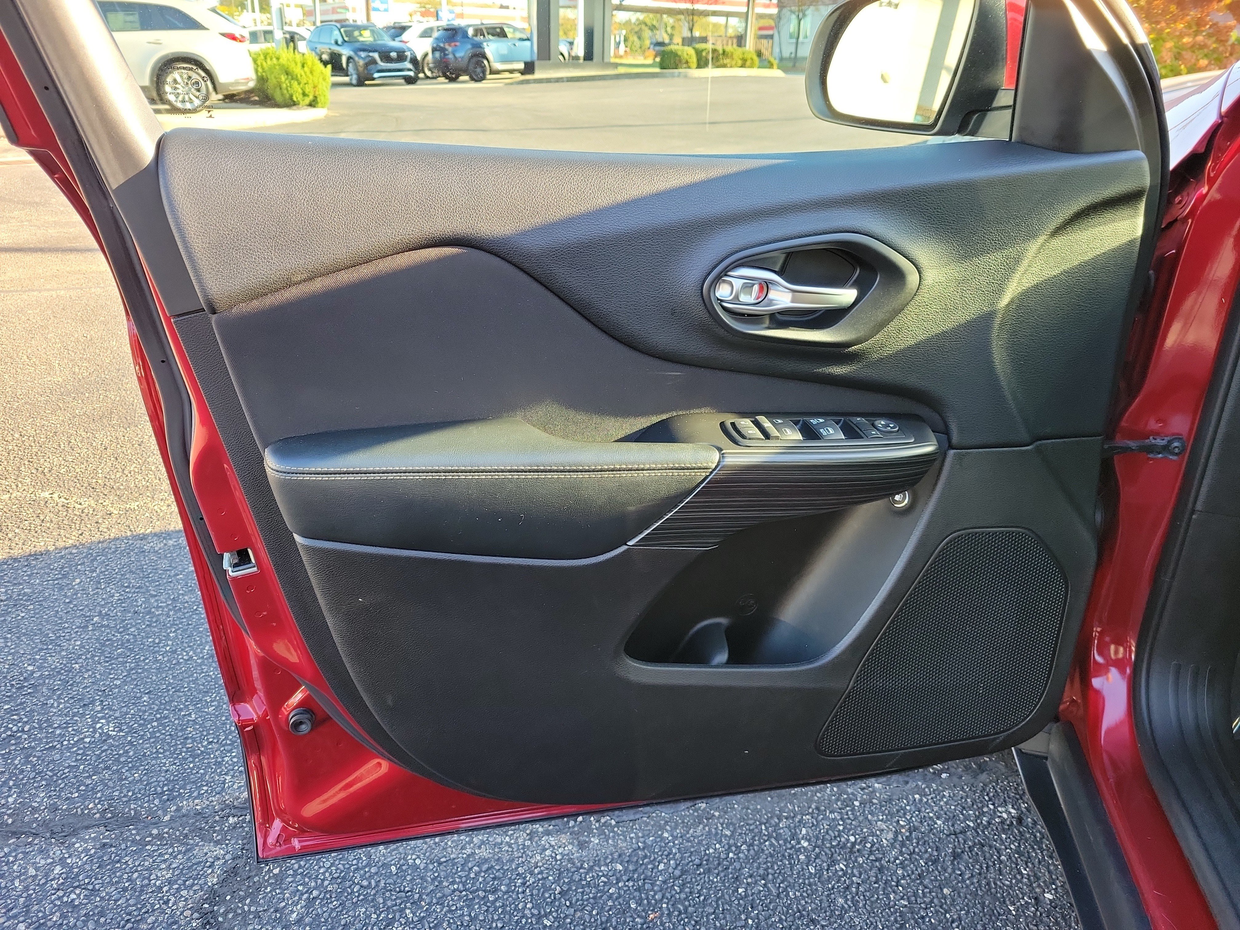 Used 2015 Jeep Cherokee Latitude w/ Cold Weather Group FWD image 20