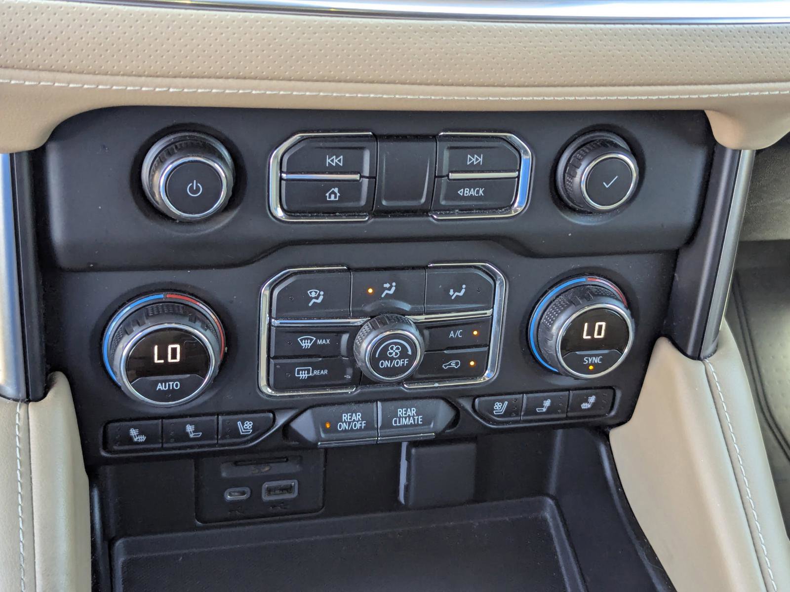 Used 2021 Chevrolet Tahoe Premier w/ Premium Package image 31