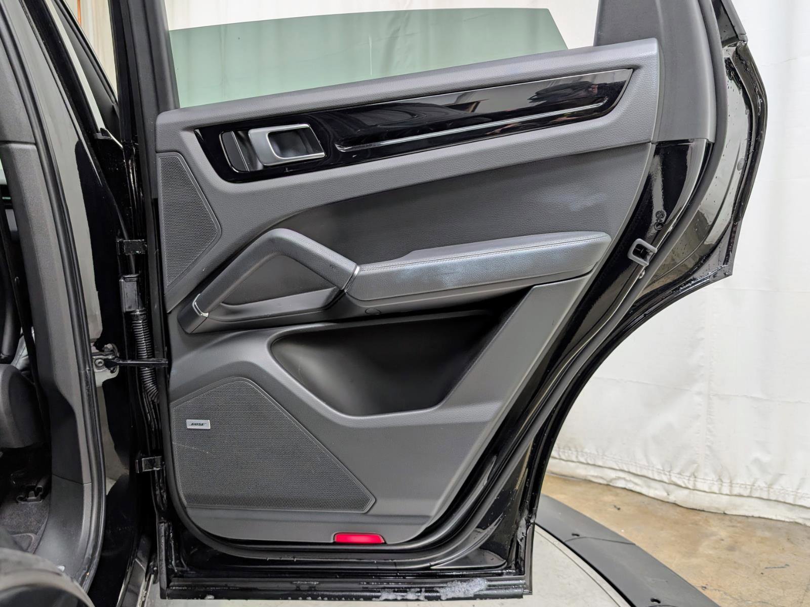 Used 2022 Porsche Cayenne Platinum Edition w/ Premium Package image 21