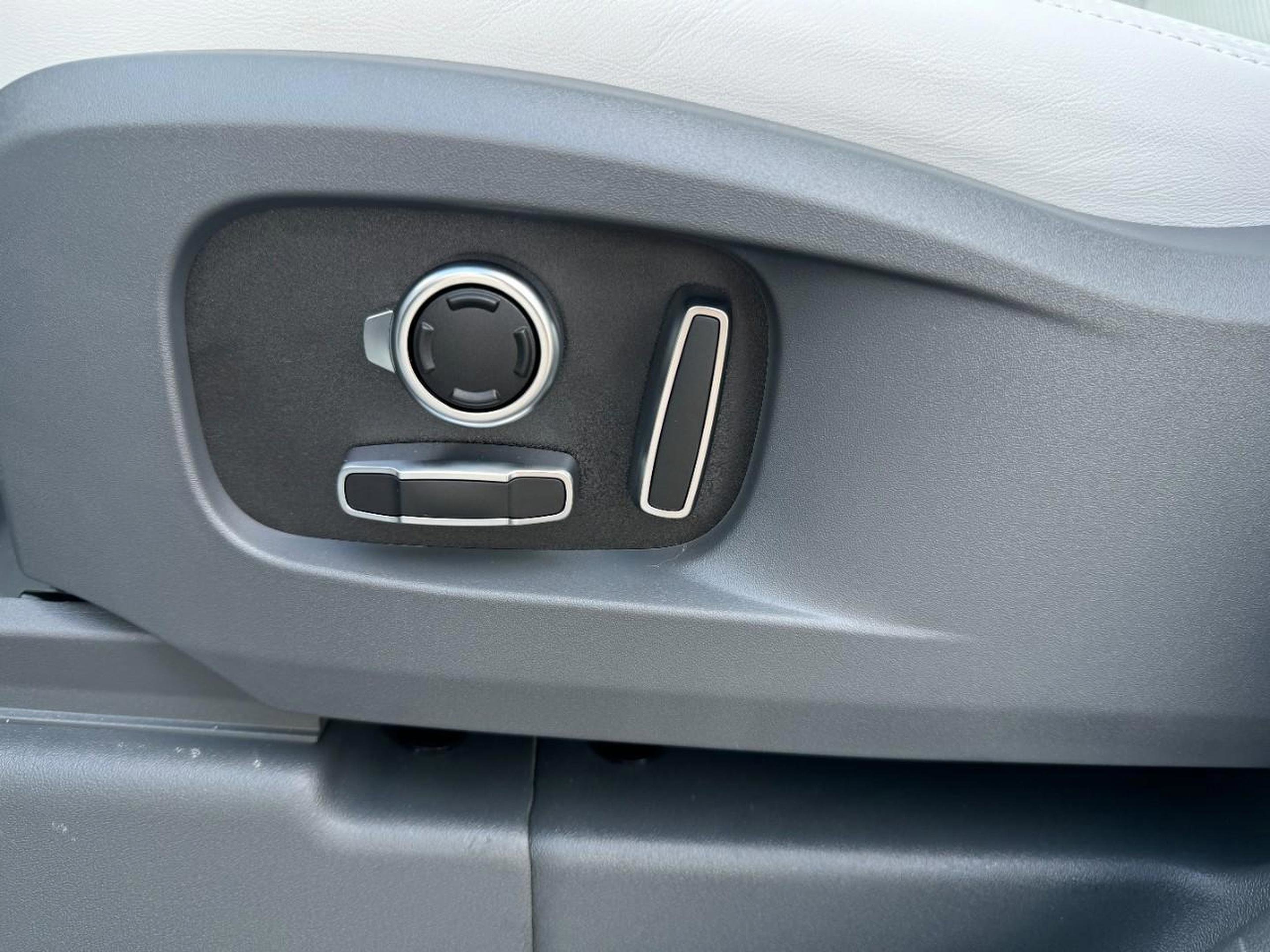 Certified 2025 Land Rover Defender 130 X-Dynamic SE image 30