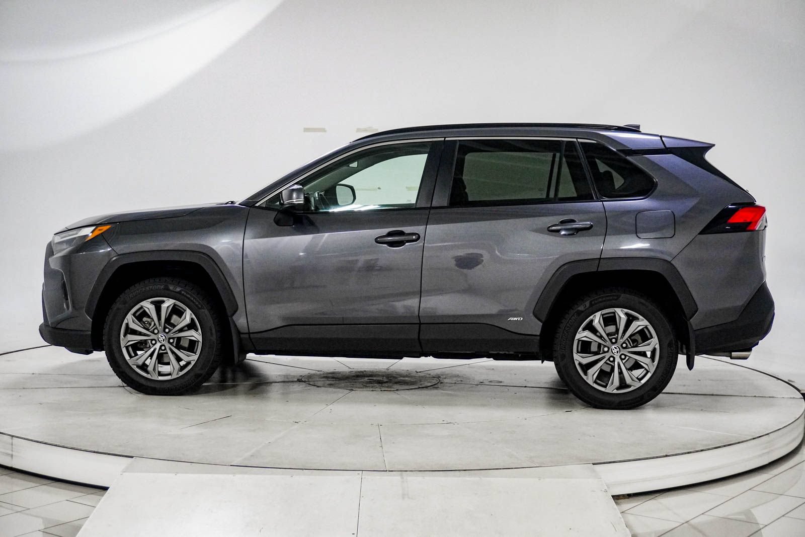 Used 2022 Toyota RAV4 XLE Premium AWD/4WD image 5