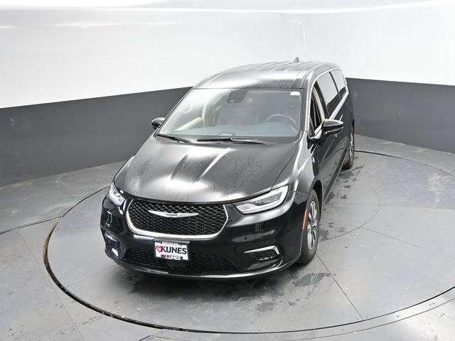 Used 2024 Chrysler Pacifica Limited FWD image 45