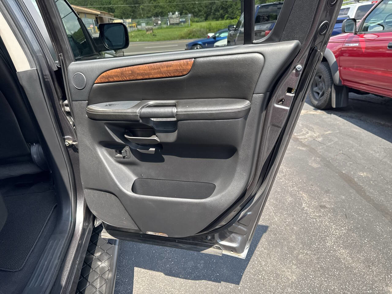 Used 2010 Nissan Armada Platinum image 28