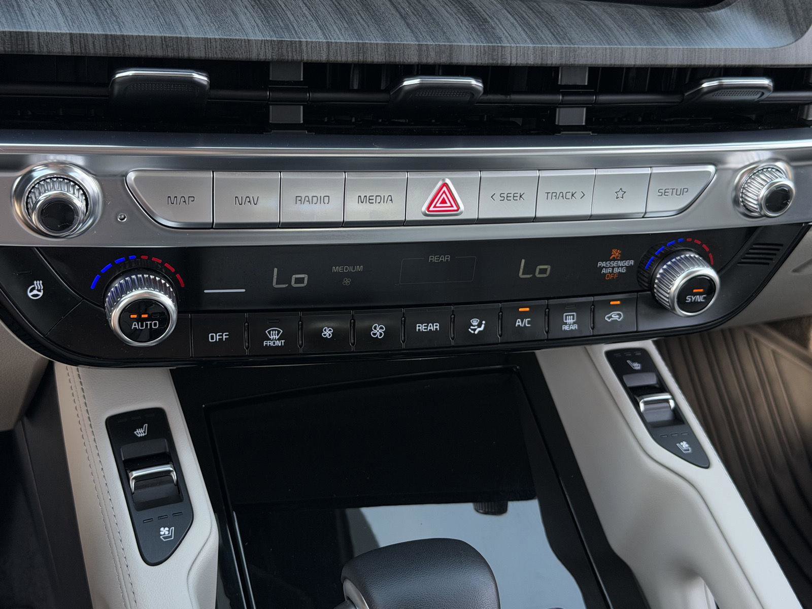 Used 2024 Kia Telluride SX w/ Towing Package image 16