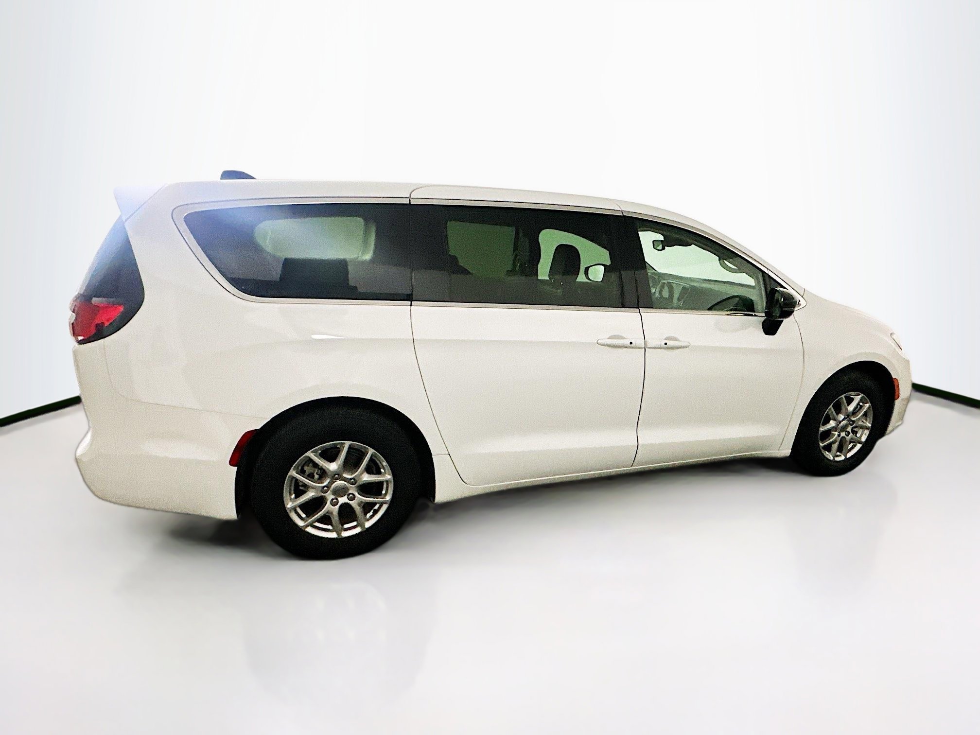 Used 2024 Chrysler Pacifica Touring-L image 10