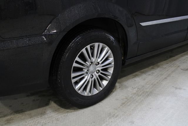 Used 2014 Chrysler Town & Country Touring-L w/ Driver Convenience Group image 23