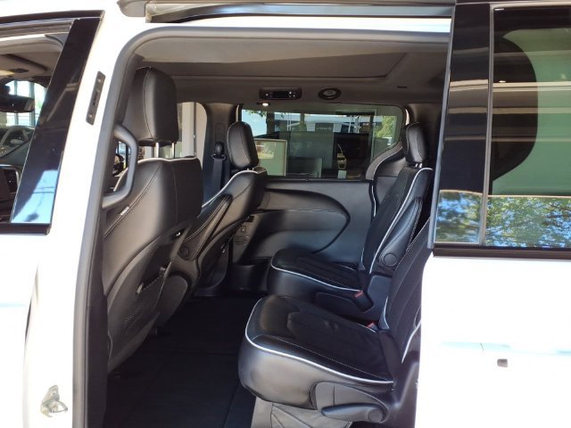 Used 2025 Chrysler Pacifica Limited FWD image 19