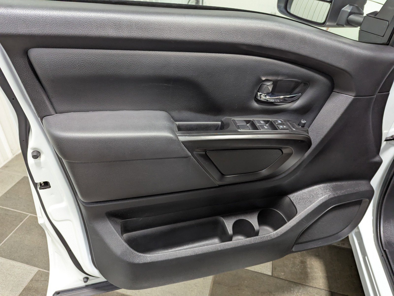 Used 2024 Nissan Titan SV w/ SV Convenience Package image 13