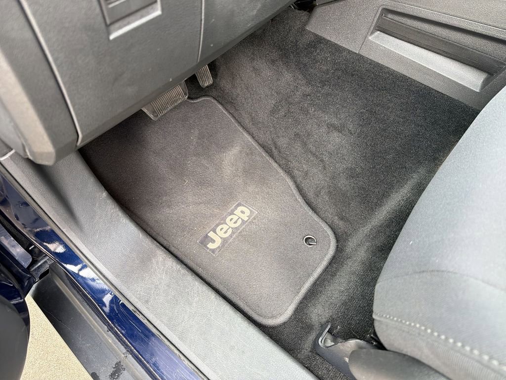 Used 2012 Jeep Liberty Sport w/ Driver Convenience Group RWD image 36