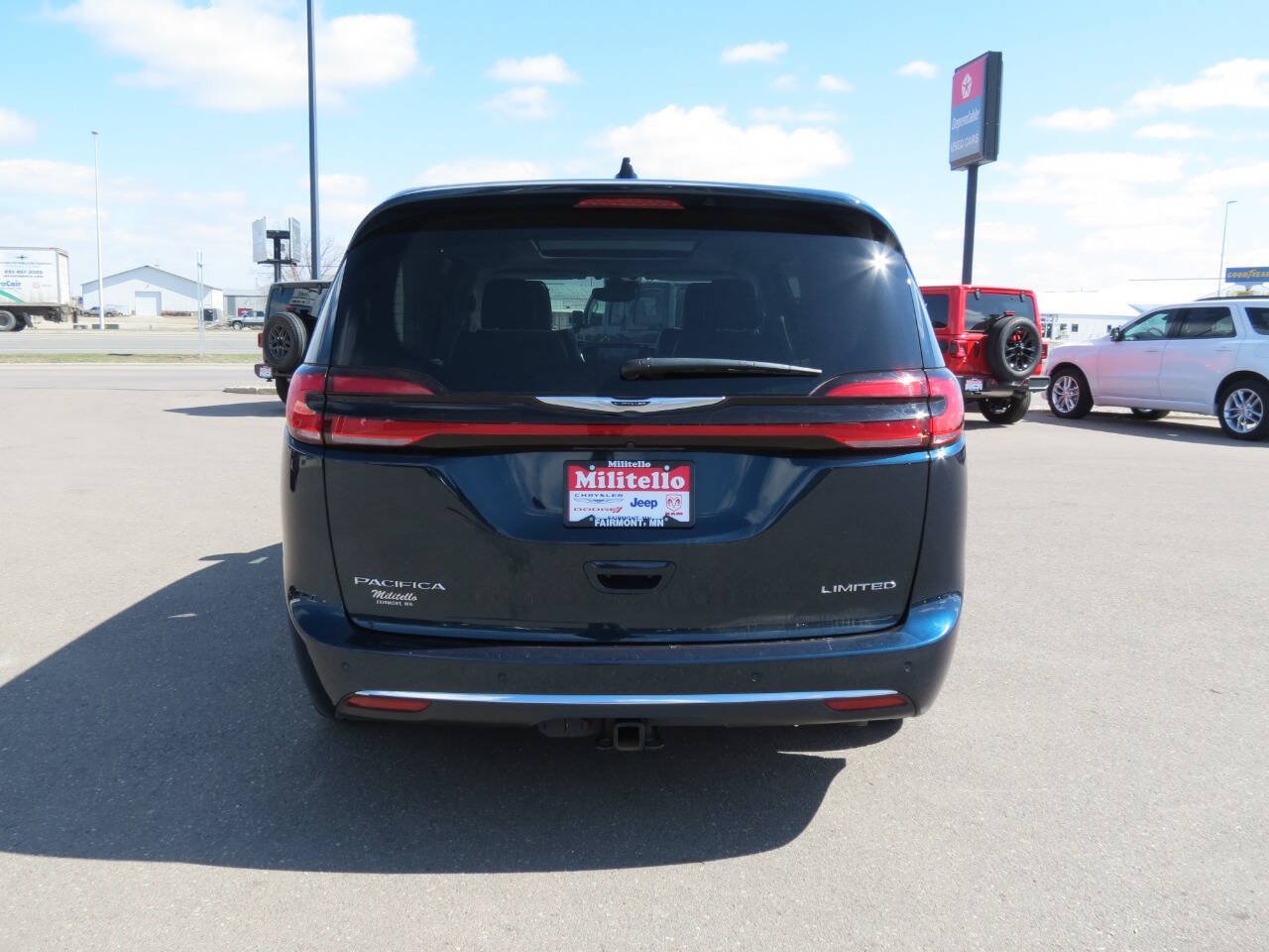 Used 2024 Chrysler Pacifica Limited w/ Trailer Tow Group FWD image 7