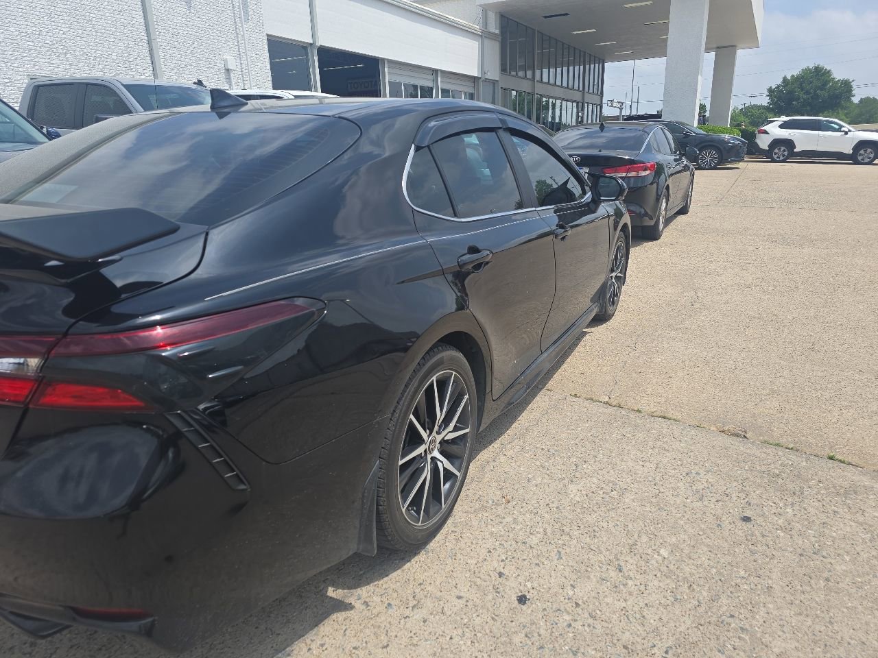 Used 2022 Toyota Camry SE w/ Audio Upgrade Package FWD image 3