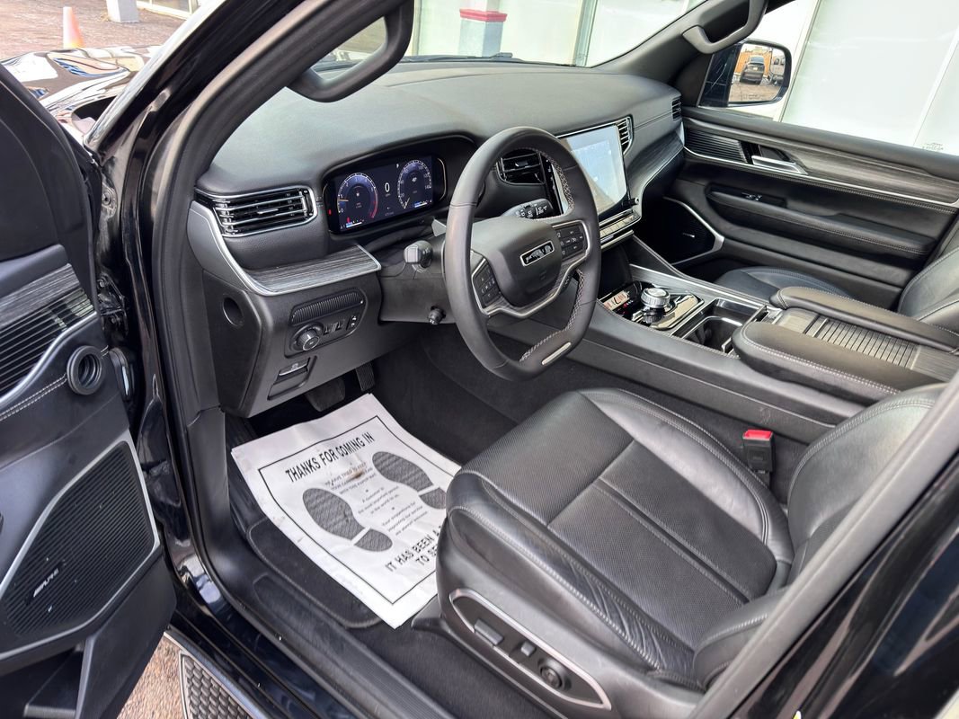 Used 2024 Jeep Wagoneer L Series II w/ Flexible Seating Group image 16