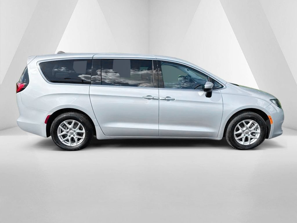 Used 2023 Chrysler Voyager LX FWD image 8