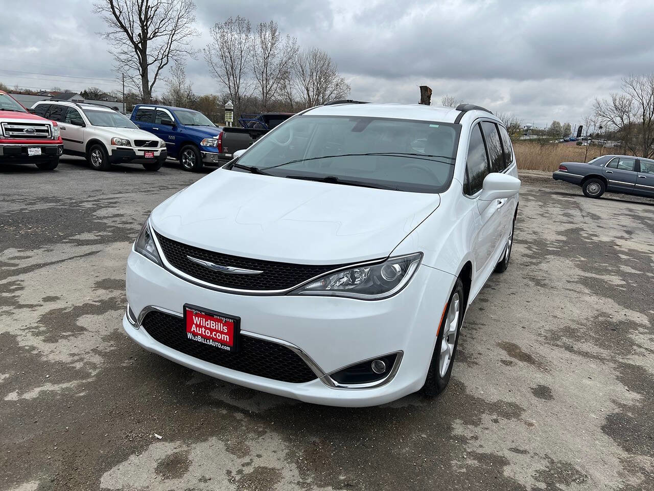 Used 2017 Chrysler Pacifica Touring-L w/ Tire & Wheel Group image 1