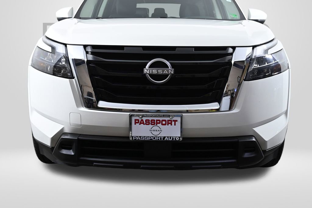 Used 2025 Nissan Pathfinder SV image 2
