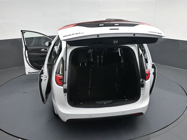 Used 2025 Chrysler Pacifica Limited image 56