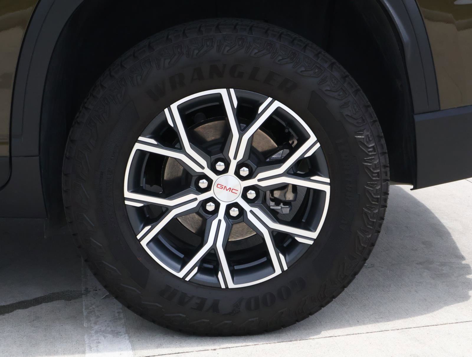 Used 2024 GMC Acadia AT4 w/ Luxury Package image 11