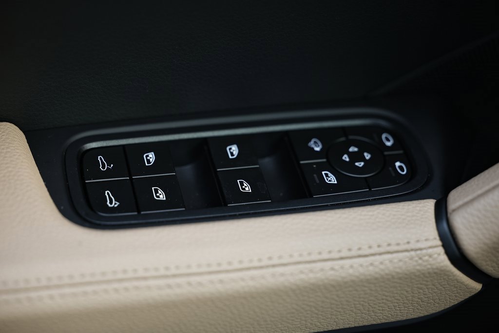 Certified 2025 Porsche Cayenne w/ Premium Package Plus image 21