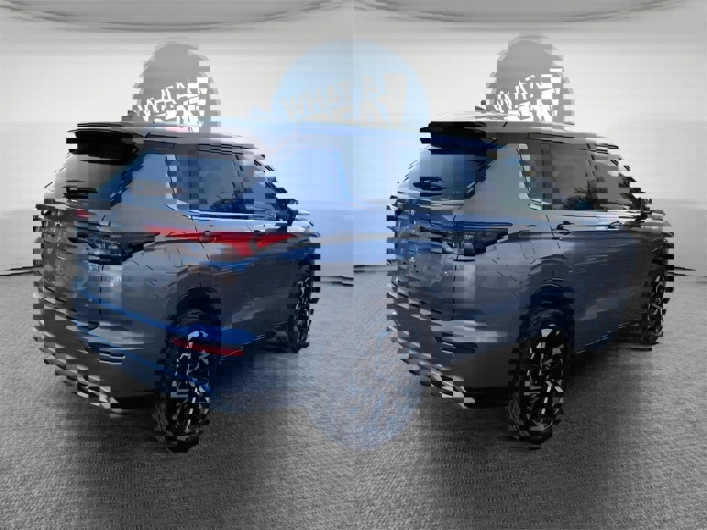 Used 2023 Mitsubishi Outlander SE image 3