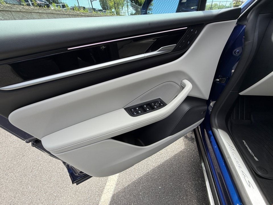 New 2025 Porsche Macan 4S Electric AWD/4WD image 21