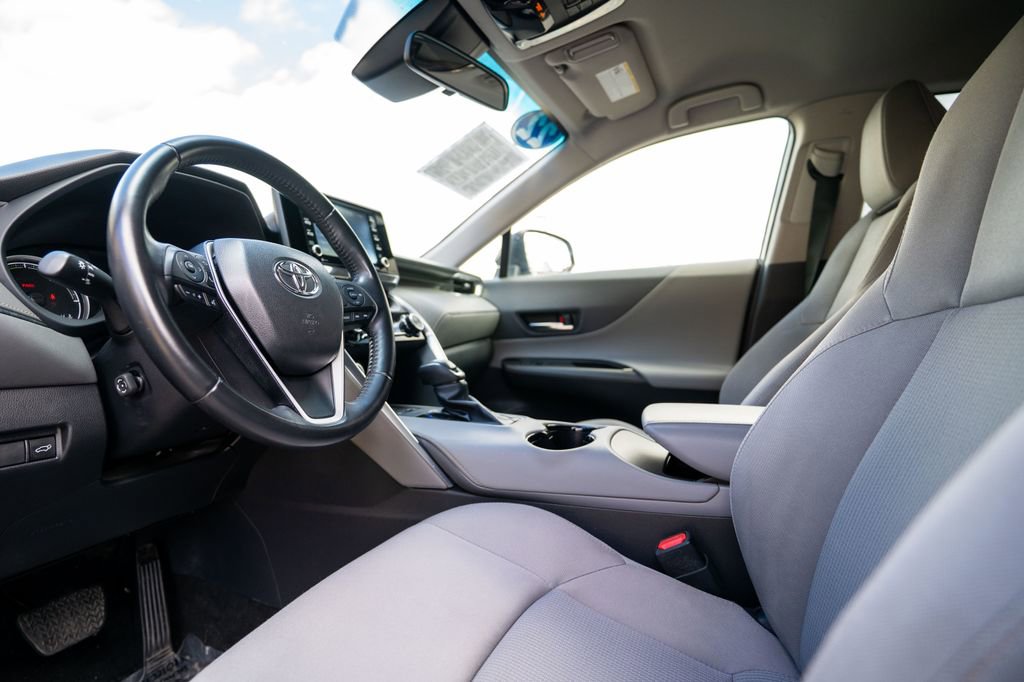 Used 2022 Toyota Venza LE image 5