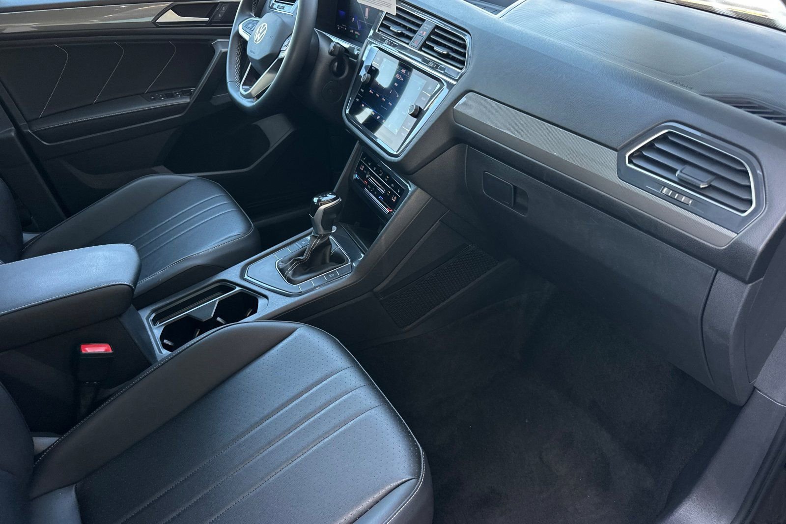 Used 2023 Volkswagen Tiguan SE w/ Panoramic Sunroof Package image 17