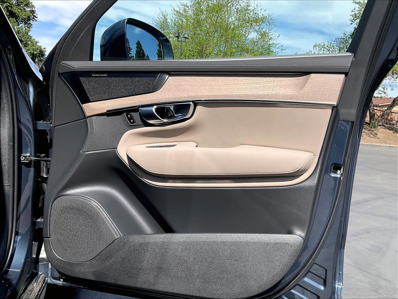 New 2026 Volvo XC90 B5 Plus w/ Protection Package AWD/4WD image 31