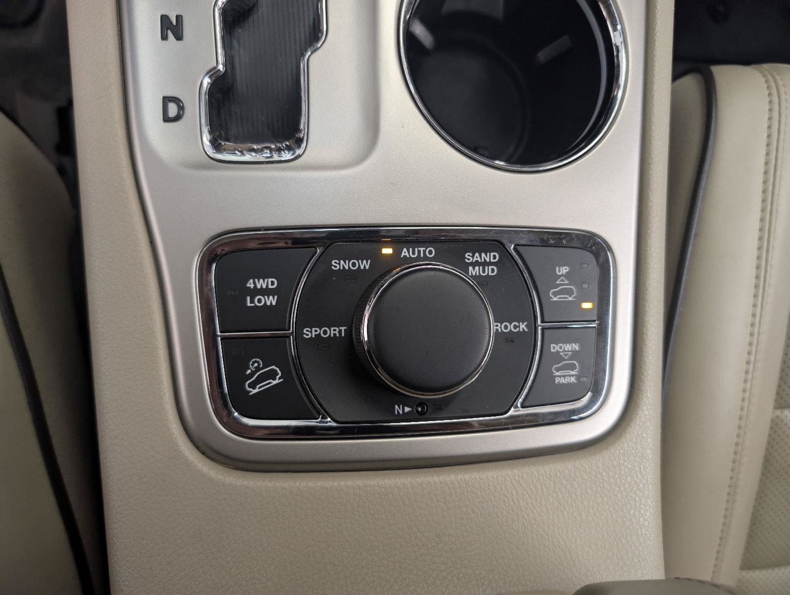 Used 2011 Jeep Grand Cherokee Overland AWD/4WD image 28