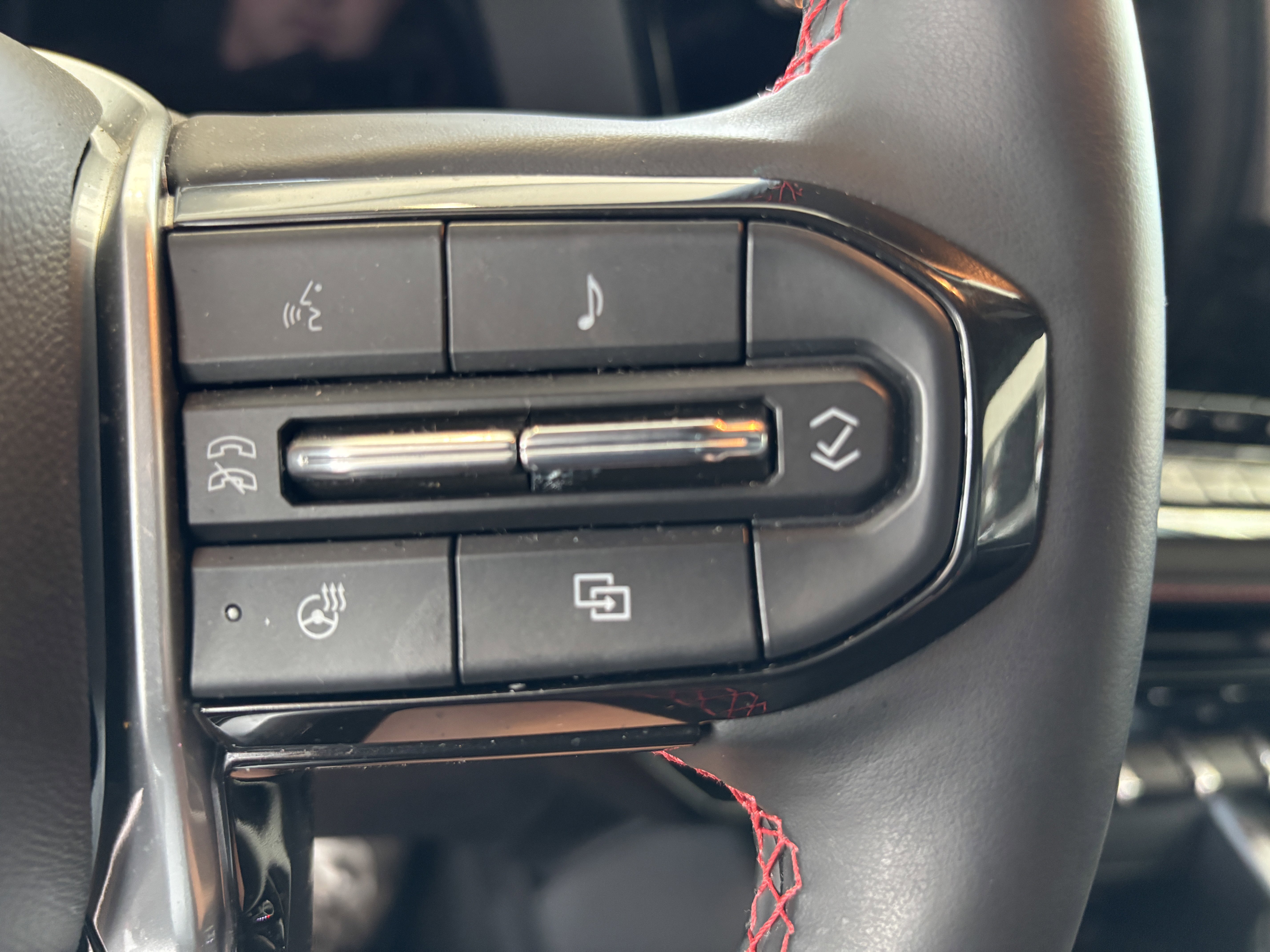 Used 2025 Chevrolet Colorado Z71 w/ Midnight Edition image 13