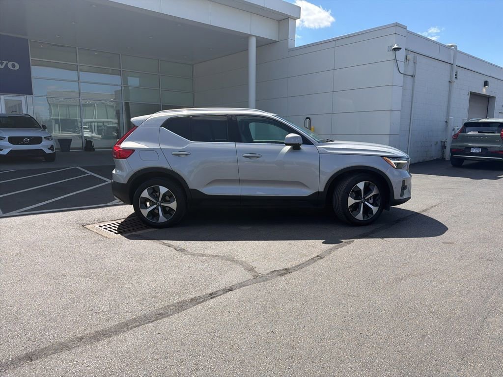 Used 2025 Volvo XC40 B5 Plus image 2