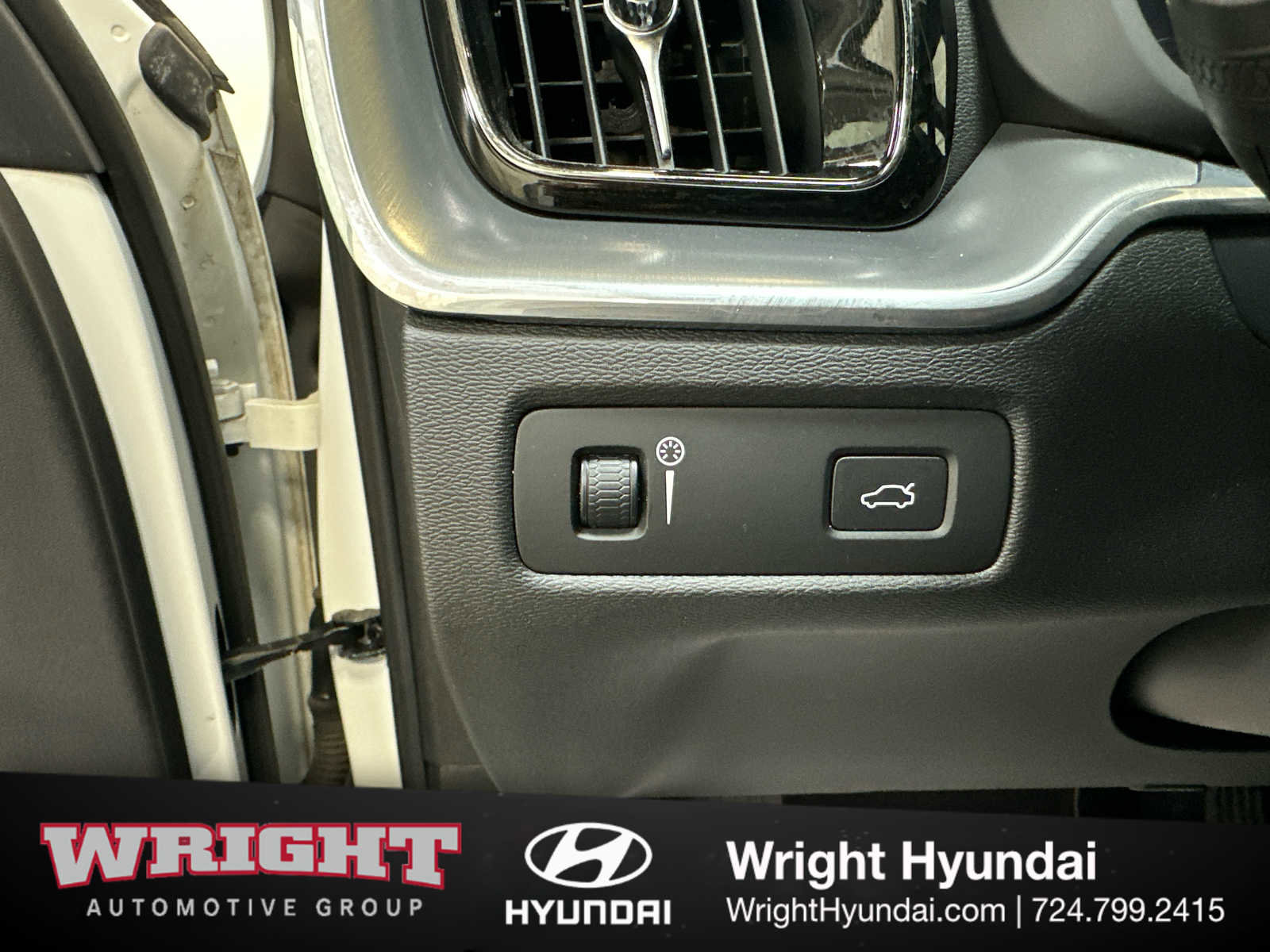 Used 2018 Volvo XC60 T5 Momentum w/ Convenience Package image 23