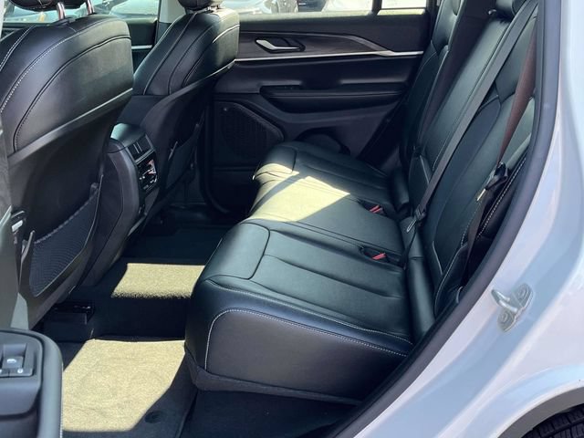 Used 2024 Jeep Grand Cherokee Limited w/ Black Appearance Package AWD/4WD image 15