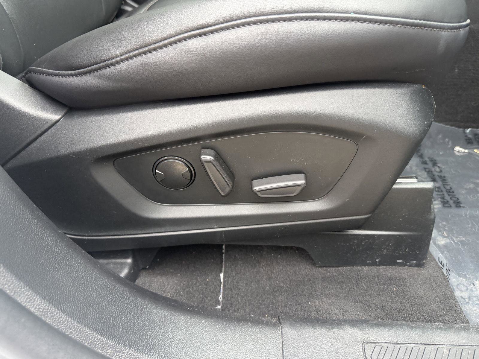 Used 2024 Ford Explorer XLT w/ Equipment Group 202A image 25