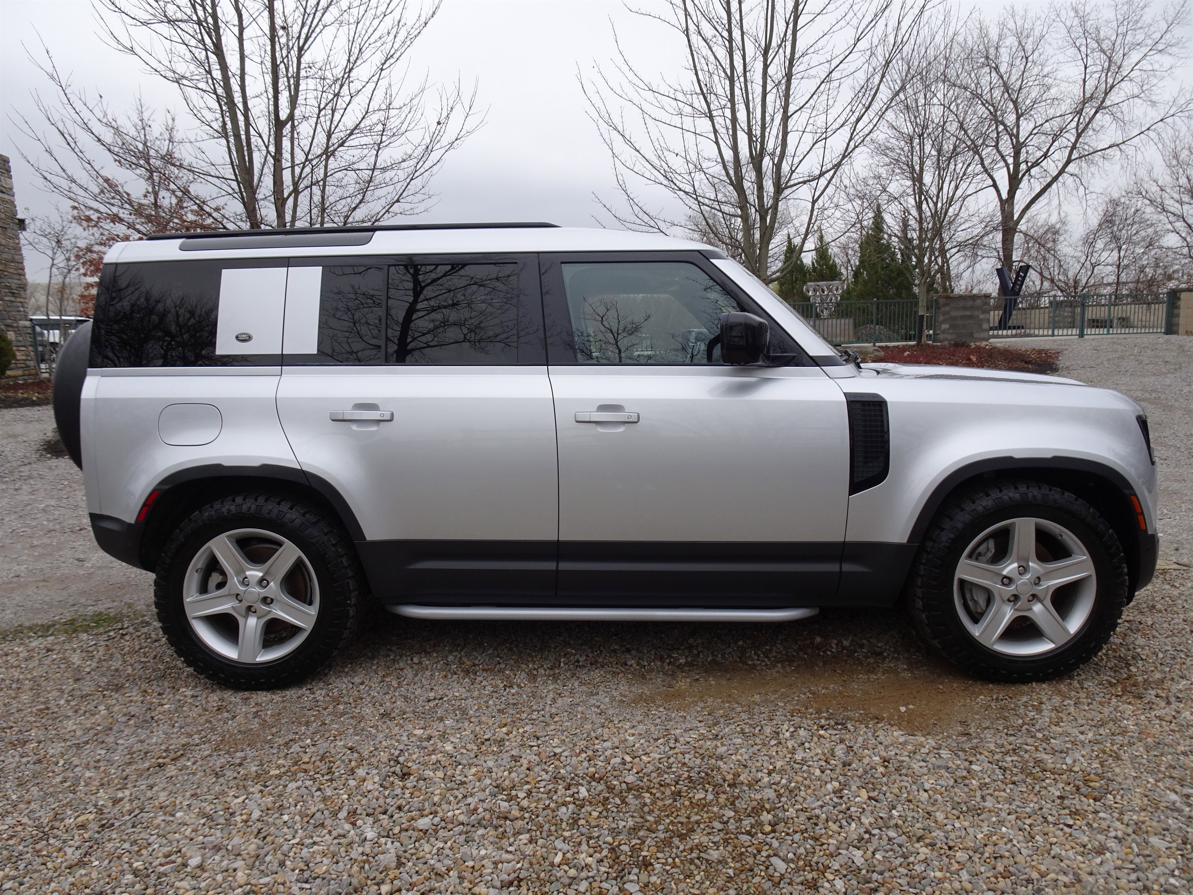 Used 2020 Land Rover Defender 110 SE image 11