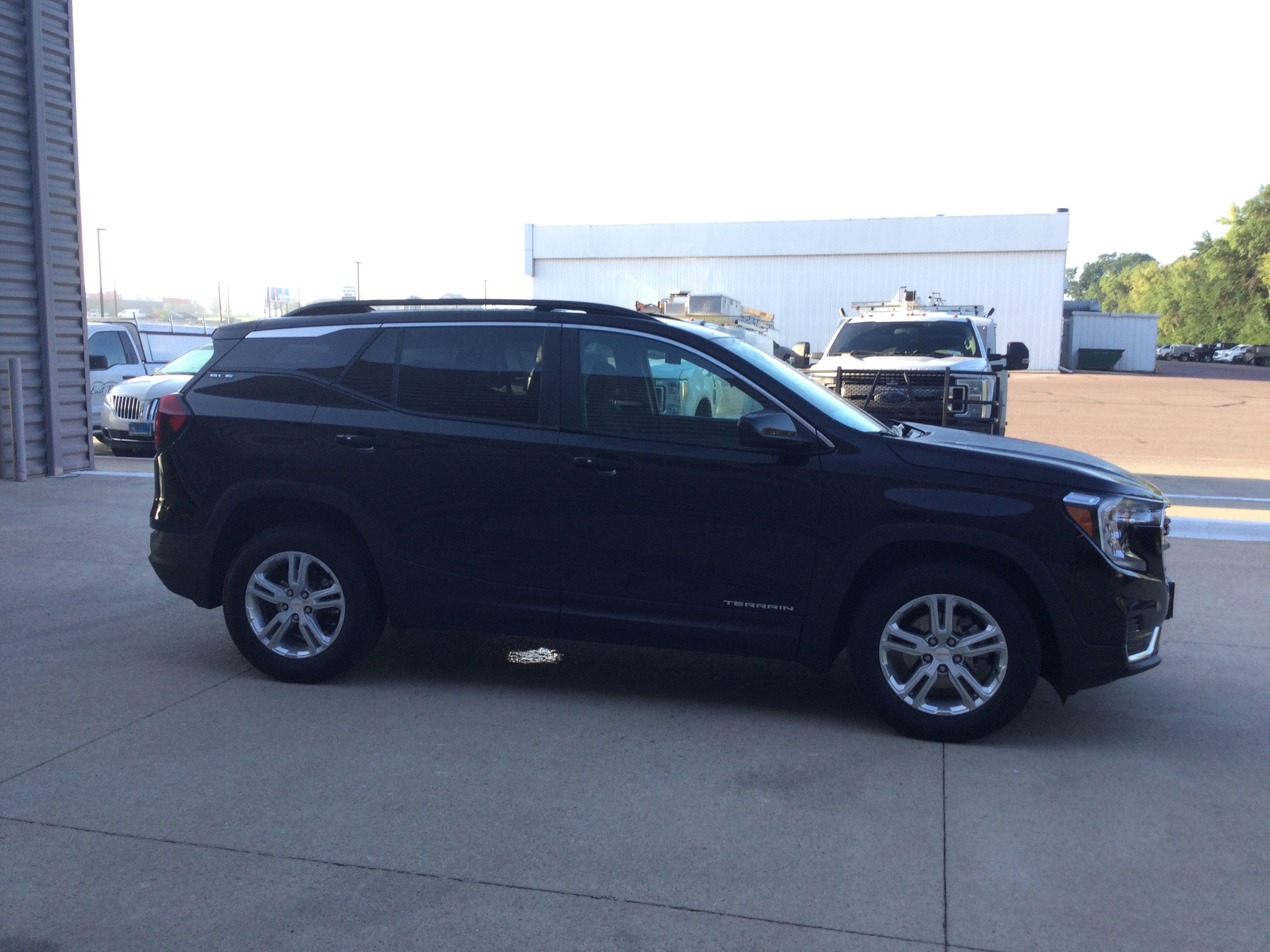 Used 2022 GMC Terrain SLE w/ Driver Convenience Package AWD/4WD image 3