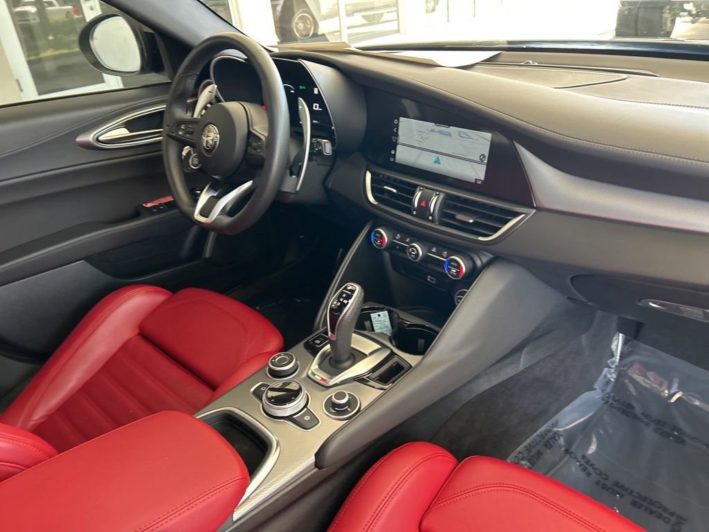 Used 2024 Alfa Romeo Giulia Veloce AWD/4WD image 28