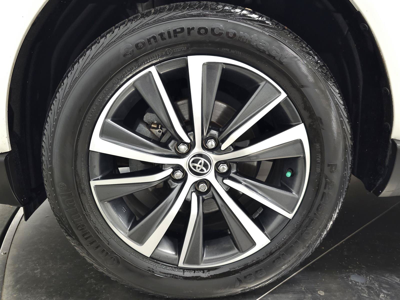 Used 2022 Toyota Venza LE AWD/4WD image 13